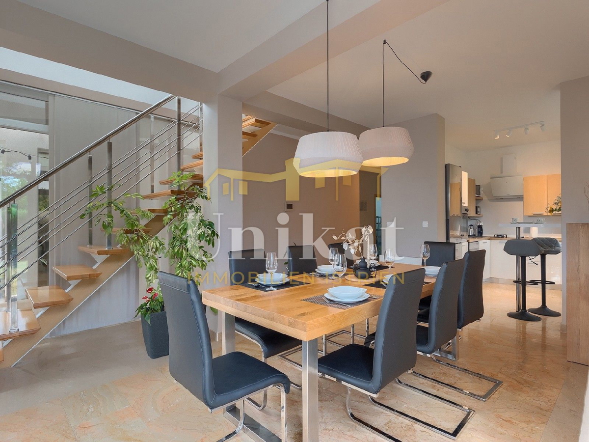 Moderna vila z notranjim in zunanjim bazenom